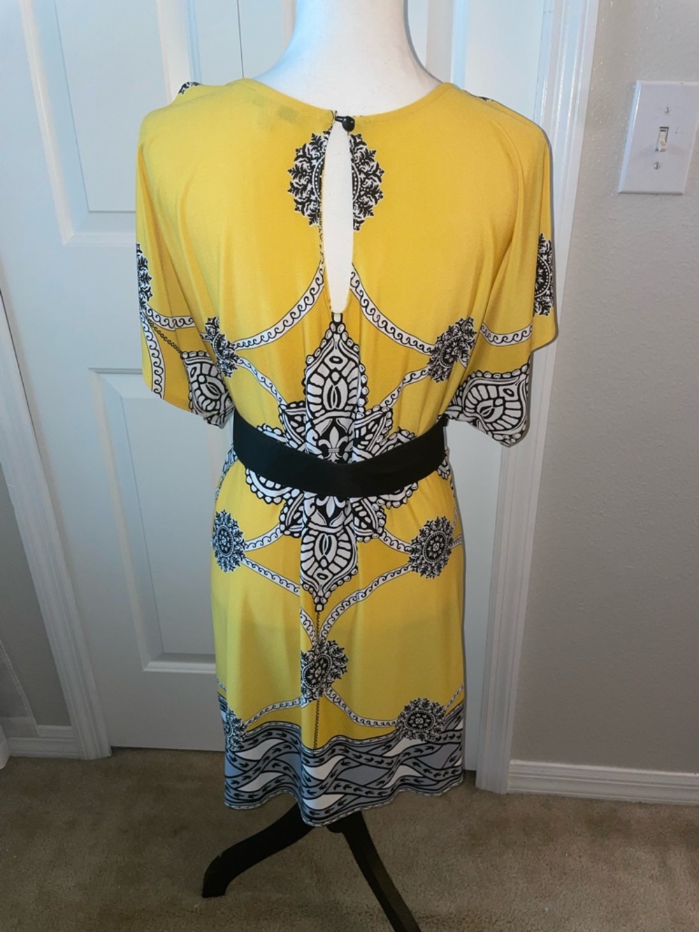 Sandra Darren Yellow Printed Cold-Shoulder Midi Dress with Black Belt - Picture 3 of 4